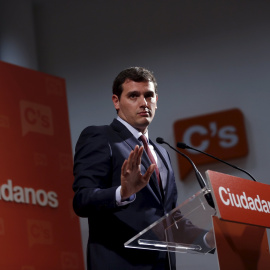 El líder de Ciudadanos, Albert Rivera, gesticula durante la reuda de prensa que ha ofrecido este martes en la sede del partido en Madrid. REUTERS/Susana Vera