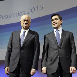El presidente del BBVA,Francisco Gonzalez ,y el consejero delegado, Carlos Torres Viladura, poco antes de la rueda de prensa par presentar los resultados anuales de la entidad. EFE/Javier Lizón