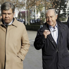 El portavoz del PP en el Ayuntamiento de Valencia hasta la semana pasada, Alfonso Novo (d), a su llegada a la Ciudad de la Justicia. EFE/Kai Försterling