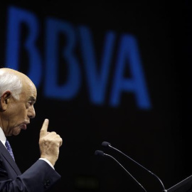 El presidente del BBVA,Francísco Gonzalez, durante la rueda de prensa que ofreció en la sede central del banco para presentar los resultado de la entidad en 2015. / JAVIER LIZÓN (EFE)