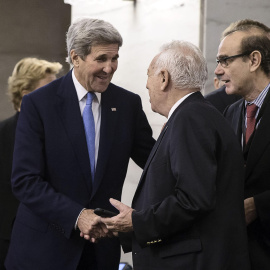 El ministro español de Exteriores en funciones, José Manuel García Margallo, saluda al secretario de Estado de EEUU, John Kerry, durante la reunión de este martes de la coalición internacional contra el autodenominado Estado Islámico (EI). 