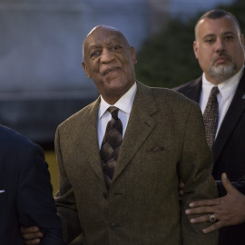 El actor estadounidense Bill Cosby sale de la corte del condado Montgomery, en el municipio de Norristown, Pensilvania (EEUU), tras su primera comparecencia de su juicio por abuso sexual. EFE/Tracie Van Auken