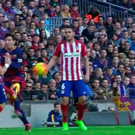 Momento de la patada de Filipe Luis a Messi.