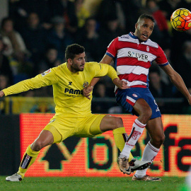 Youssef El-Arabi en un partido entre el Granada y el Villarreal./AFP