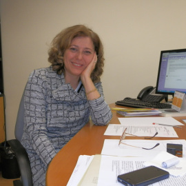 Asunción Bernárdez, en su despacho en el Instituto de Investigaciones Feministas de la UCM en Madrid./PÚBLICO