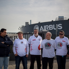 Siete de los acusados conocidos como 'Los Ochos de Airbus', a las puertas de la fábrica, en Getafe.-JAIRO VARGAS