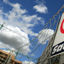 Un cartel a la entrada de una obra de Sacyr.