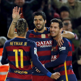 Lección de fútbol del BarçaFootball Soccer - Barcelona v Valencia- Spanish King's Cup semifinal - Camp Nou stadium, Barcelona - 3/2/16Barcelona's (L to R) Neymar, Luis Suarez and Lionel Messi celebrate a goal against  que avanza implacable 