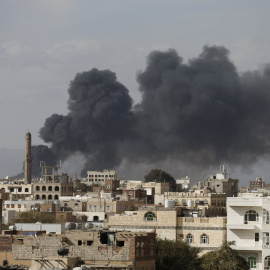 Foto de archivo de ataques aéreos saudíes llevado en la capital de Yemen, Saná. REUTERS