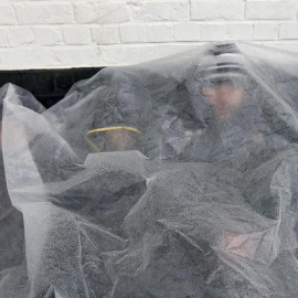 Refugiados intentan calentarse en el puerto de Zeebrugge, en Bélgica, donde pretenden embarcar rumbo a Reino Unido. / EFE