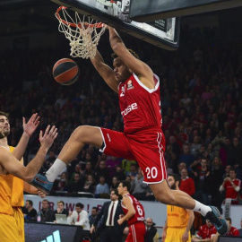 Harris (d) hace un mate junto a Perperoglu (i) durante el partido. EFE/Nicolas Armer