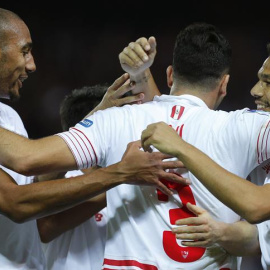 Los Jugadores del Sevilla celebran uno de los goles al Celta. EFE/José Manuel Vidal