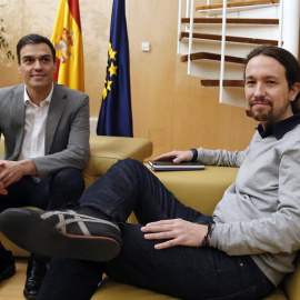 El líder del PSOE, Pedro Sánchez (i), se ha reunido hoy, en el Congreso de los Diputados, con el secretario general de Podemos, Pablo Iglesias (d). /EFE