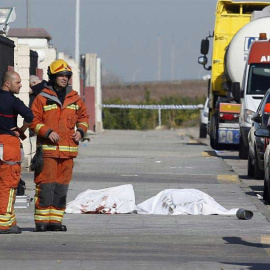 Efectivos de los servicios de emergencias junto a los cadáveres de dos personas que han fallecido a consecuencia de una explosión en una empresa de biodiésel de Algemesí (Valencia). / KAI FÖRSTERLING (EFE)