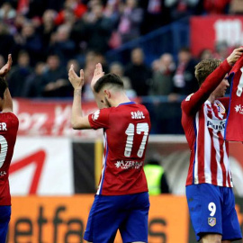 Fernando Torres muestra la camiseta que conmemora su gol 100 con el Atleti. / JAVIER LIZÓN (EFE)