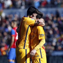 Los diez primeros minutos del Barcelona fueron asfixiantes para el Levante, que no encontraba la forma de salir de su parcela ante las constantes combinaciones en ataque de todo el equipo catalán.- EFE