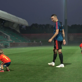 Aspas disfruta con su hijo tras el entrenamiento