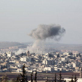 El humo se eleva tras un ataque aéreo de fuerzas pro gubernamentales, en la ciudad de Anadan.- ABDALRHMAN ISMIL (REUTERS)