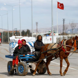 Una familia viaja en un carromato, cerca de la frontera entre Siria y Tuqriía, en la ciudad de Killis.- EFE