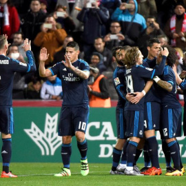 Los jugadores del Real Madrid celebran el primer gol al Granada. / MIGUEL ANGEL MOLINA (EFE)
