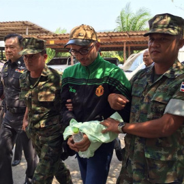 El español Artur Segarra, principal sospechoso del asesinato del empresario español David Bernat, es escoltado por varios soldados tailandeses. EFE/Policía de Tailandia