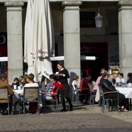 Un camarero atiende unas mesas en el centro de Madrid. REUTERS