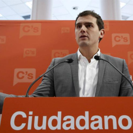 El líder de Ciudadanos (C's), Albert Rivera, durante la rueda de prensa que ha ofrecido hoy tras la Ejecutiva Nacional del partido. EFE/Paco Campos