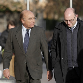 El concejal del grupo popular en el Ayuntamiento de Valencia, Vicente Igual (i), a su llegada a la Ciudad de la Justicia para declarar como investigado por un supuesto delito de blanqueo ante el titular del Juzgado de Instrucción número 18 