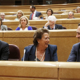 La exalcaldesa de Valencia Rita Barberá en su escaño en el Senado, entre el expresidente valenciano Alberto Fabra y el expresidente balear José Ramón Bauzá. EFE