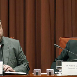 El vicepresidente y conseller de Economía y Hacienda, Oriol Junqueras, junto al presidente de la Comisión de Economía y Hacienda del Parlament, Antoni Castellà (d), durante su comparecencia en dicha comisión en la que ha anunciado que impul