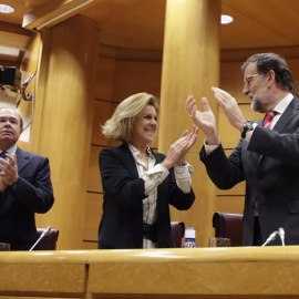 El presidente del Gobierno en funciones y del PP, Mariano Rajoy, acompañado por la presidenta del PP en Castilla-La Mancha, María Dolores de Cospedal, y del presidente del Senado, Pío García-Escudero, al inicio de la reunión del grupo parla