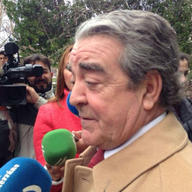 El cuñado de Rita Barberá atiende a la prensa. / EP