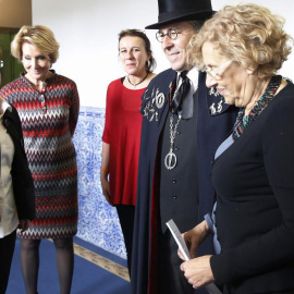 La alcadesa de Madrid, Manuela Carmena (c), junto a la presidenta del PP de Madrid, Esperanza Aguirre (i), antes de ser nombrada cofrade de honor en su visita a la cofradía del entierro de la sardina hoy en la Real Casa de la Panadería, en 