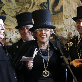La alcadesa de Madrid, Manuela Carmena (c), tras ser nombrada cofrade de honor en su visita a la cofradía del entierro de la sardina hoy en la Real Casa de la Panadería, en Madrid. EFE/Sergio Barrenechea
