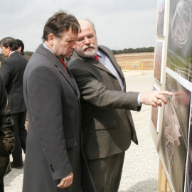 Marcelino Iglesias escucha las explicaciones de Carlos Esco, exviceconsejero de Obras Públicas y condenado por el desfalco. EFE