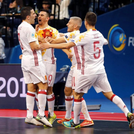 Los jugadores españoles celebran un gol ante Portugal en el Europeo. EFE/FEF