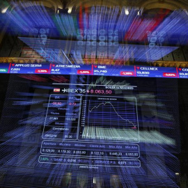 La Bolsa española se dejaba arrastrar en su apertura por las dudas y el miedo al futuro. / JUAN CARLOS HIDALGO (EFE)