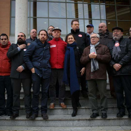Pablo Iglesias, quinto por la izquierda, y Luz Rodríguez, secretaria de Empleo del PSOE junto a Toxo y Méndez y los acusados. / J.V