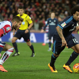 El defensa brasileño del Real Madrid Marcelo (d) juega un balón ante Rochina, del Granada. /EFE
