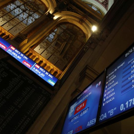 La Bolsa española se dejaba arrastrar un día más por las dudas y el miedo al futuro y su principal indicador, el Ibex 35, cedía un 2,39% y perdía el nivel de los 8.000 puntos.EFE/Juan