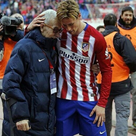 Fernando Torres abraza a Manolo Briñas tras marcar su gol 100. /INSTAGRAM