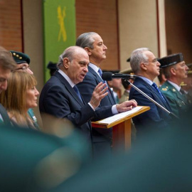 El ministro del Interior, Jorge Fernández Díaz (c), junto al director general de la Guardia Civil, Arsenio Fernández de Mesa (c-d), este lunes en Logroño. EFE/RAQUEL MANZANARES