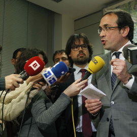 El conseller de Territorio y Sostenibilidad, Josep Rull, durante las declaraciones a los medios de comunicación tras la reunión del órgano mixto Generalitat-Renfe.- EFE