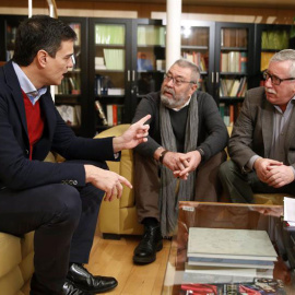El secretario general del PSOE, Pedro Sánchez (i), durante la reunión que ha mantenido hoy en el Congreso con los líderes de UGT, Cándido Méndez (c), y de CCOO, Ignacio Fernández Toxo (d). PACO CAMPOS (EFE)