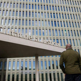 .- El padre de un exalumno del colegio barcelonés de los Maristas de Les Corts que denunció a un exprofesor de gimnasia por abusos sexuales a su hijo, frente a la ciutat de la Justicia de Barcelona. QUIQUE GARCÍA (EFE)