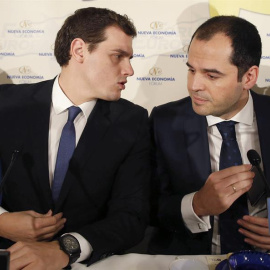El líder de Ciudadanos, Albert Rivera (i), conversa con el portavoz del grupo parlamentario de su partido en la Asamblea de Madrid, Ignacio Aguado (d), durante el desayuno organizado por el Fórum Europa, esta mañana en un hotel de Madrid. E