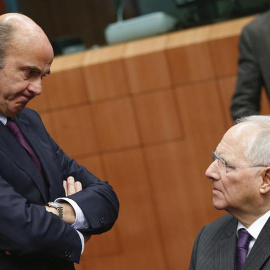 El ministro español de Economía en funciones, Luis de Guindos, conversa con el ministro alemán de Economía, Wolfgang Schaeuble. EFE