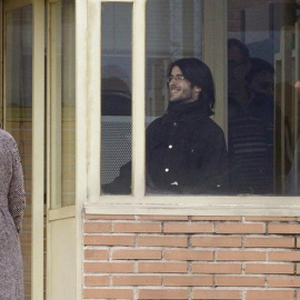 Raúl García Pérez y Alfonso Lázaro de la Torre, los dos titiriteros encarcelados desde el pasado sábado acusados de ensalzar a ETA y Al Qaeda en un espectáculo de carnaval celebrado en Madrid, a su salida hoy de la cárcel de Soto del Real (