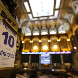 La Bolsa española, que ha comenzado la sesión de hoy con un rebote de más del 1 %, reduce las ganancias al 0,48 % minutos después de la apertura, con lo que lucha por recuperar el nivel de los 8.000 puntos que perdió ayer, cuando se dejó un