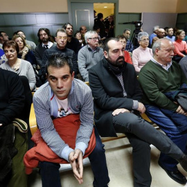 Varios de los sindicalistas de Airbus acusados, en el banquillo durante la priMera sesión del su juicio.-EFE